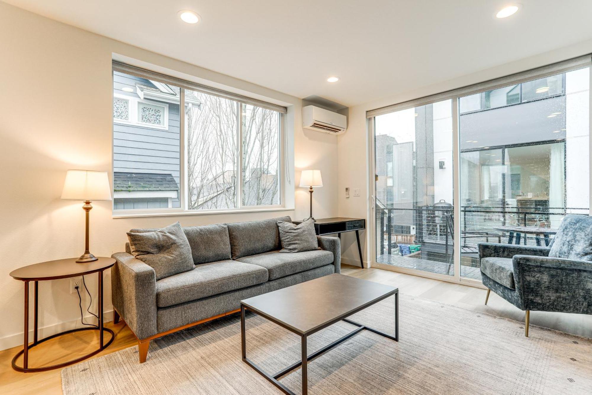 Modern Townhome Walk To Light Rail! Holiday home *